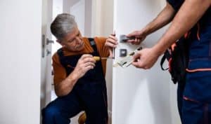 how much does it cost to change locks in an apartment