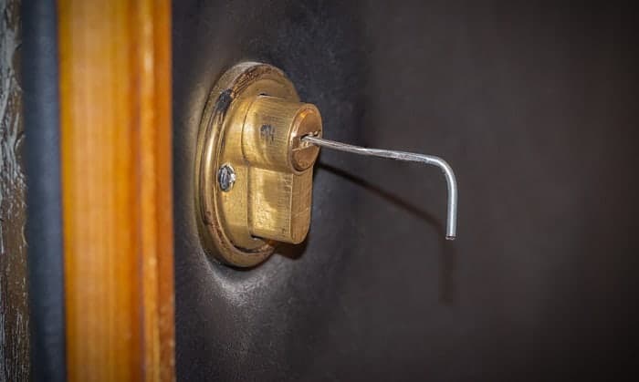pick-a-door-lock-with-a-paperclip