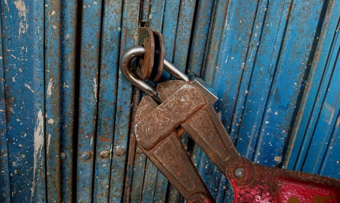 how to cut a lock with bolt cutters