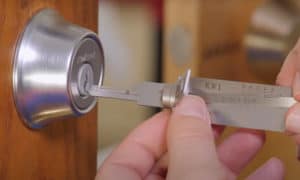 how to pick a kwikset door lock