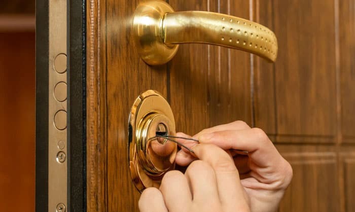 how to open a locked door with a bobby pin