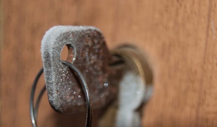 unfreeze-a-house-door-lock