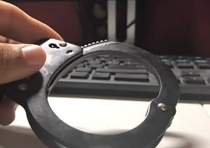 double-locking-handcuffs-work