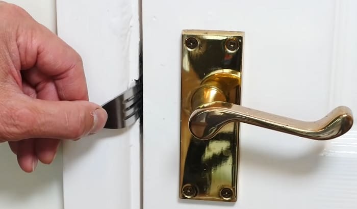 how to jam a door lock