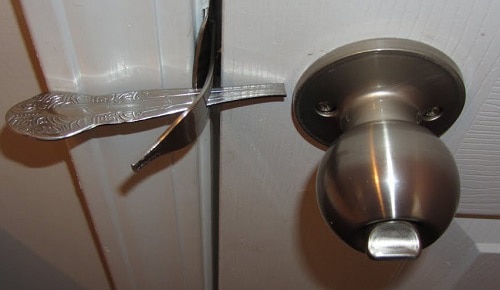 lock-a-bedroom-door-from-the-outside-with-a-fork