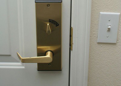 secure-hotel-door