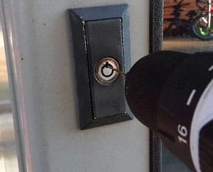 open-a-round-lock-without-key