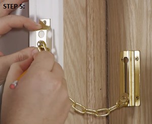 chain-locks-for-apartment-doors
