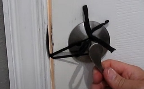 place-rubber-bands-on-door-knobs