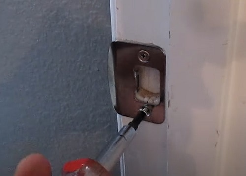 rubber-band-around-door-lock