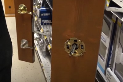 Wiggly-door-knob