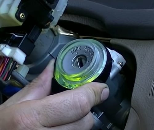 replace-the-ignition-lock-cylinder-in-step-4