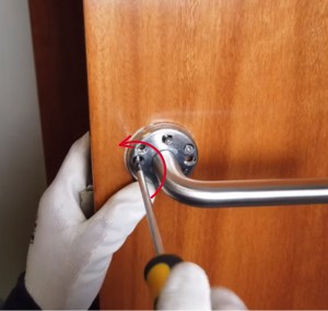 step-1-to-tighten-door-handles