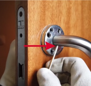 step-2-to-tighten-door-handles
