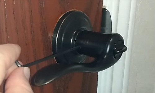 Loosen-the-set-screw-on-the-door-handle
