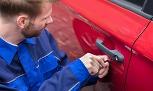 Seek-professional-help-from-a-car-locksmith